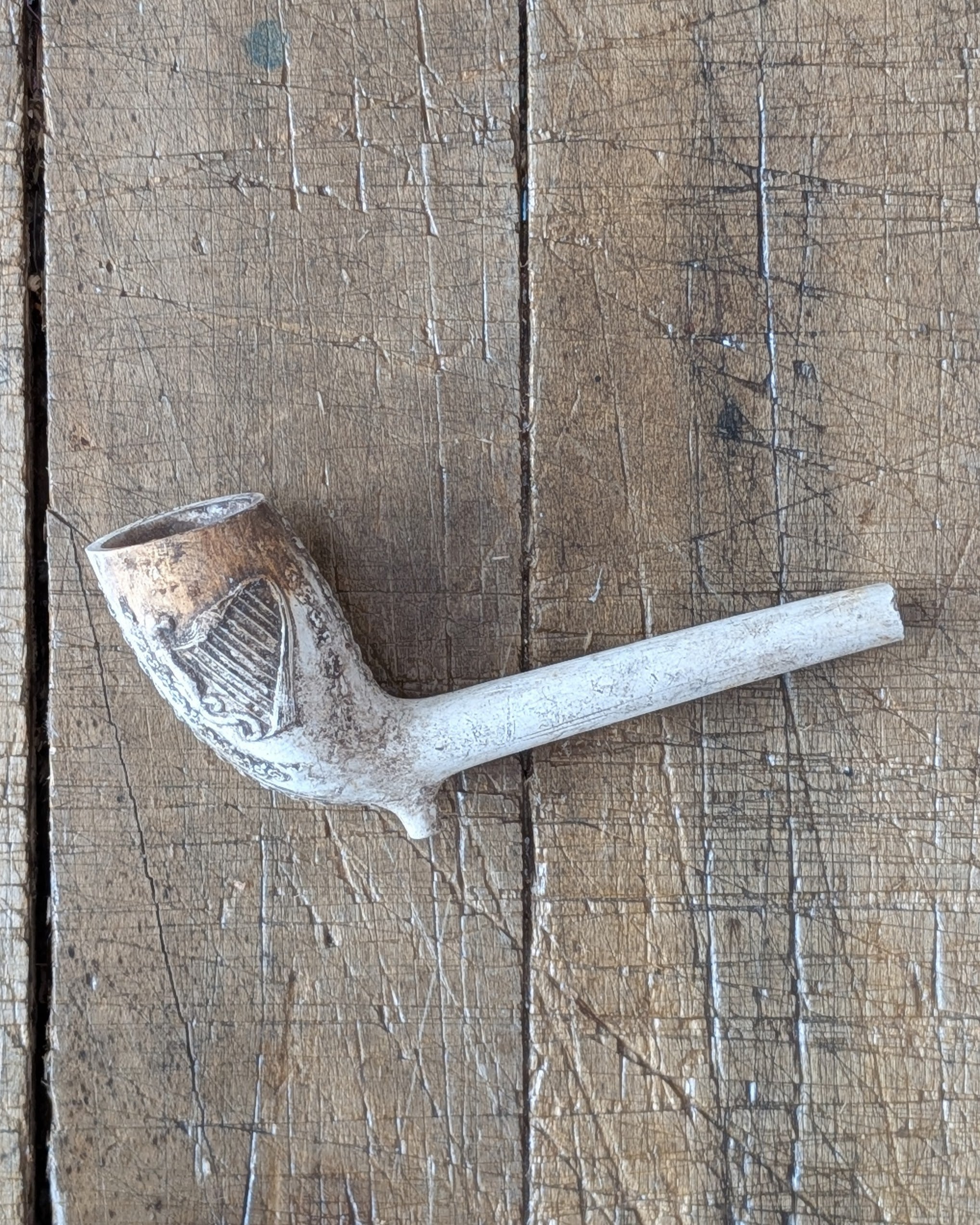 Victorian White Clay Pipe c1900 with Harps & Leaves