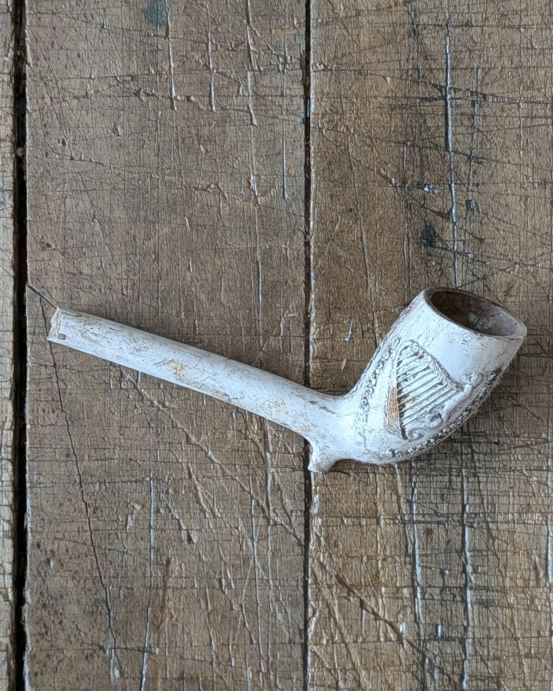 Victorian White Clay Pipe c1900 with Harps & Leaves
